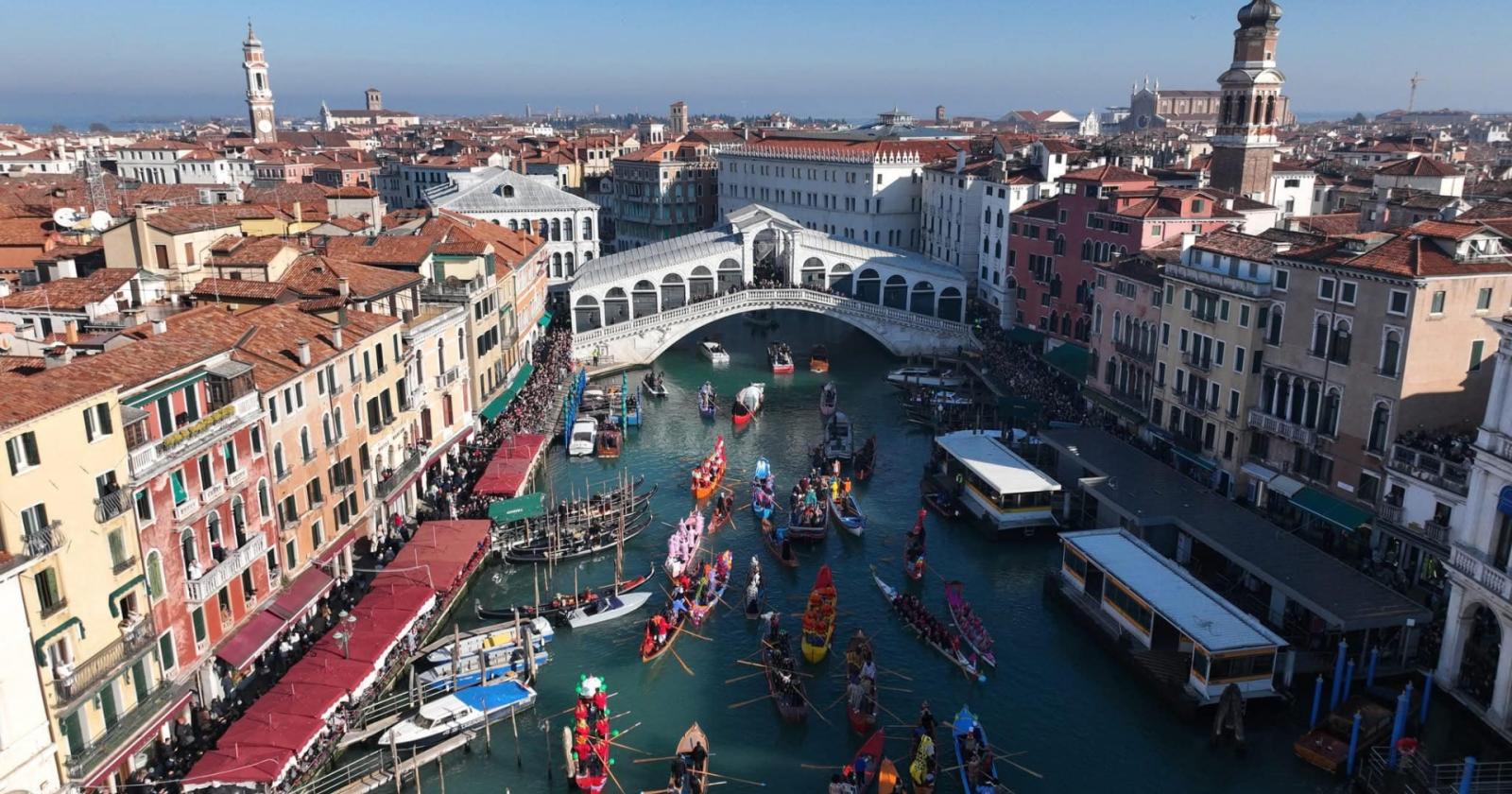 Bomba carta al Carnevale di Venezia, ferito un uomo
