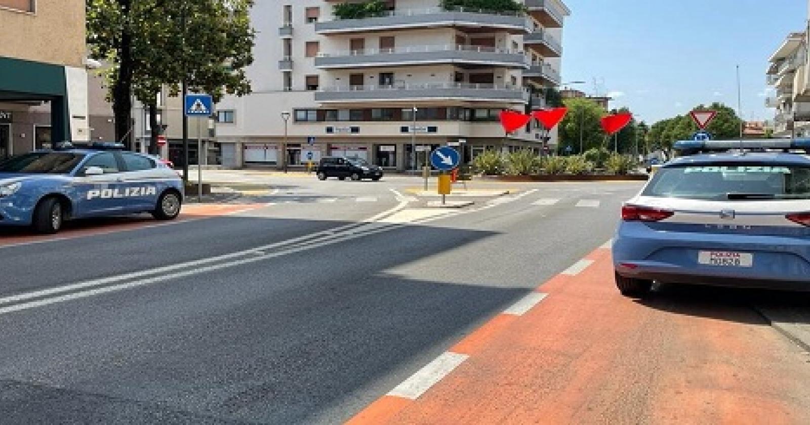 Ruba in un negozio e minaccia la titolare, arrestata