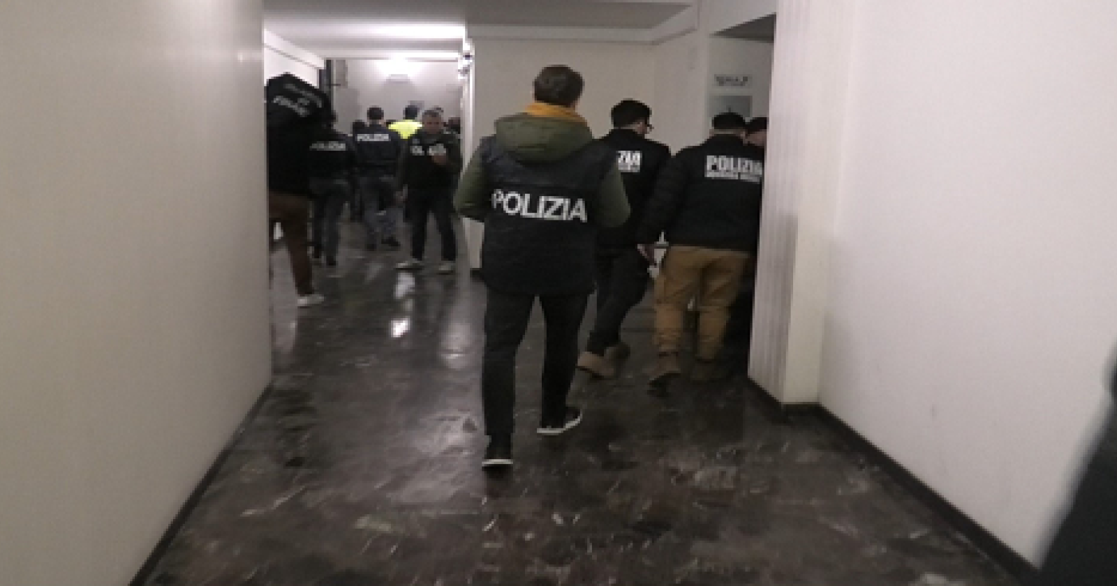Degrado e microciminalità in un condominio, blitz delle forze dell’ordine