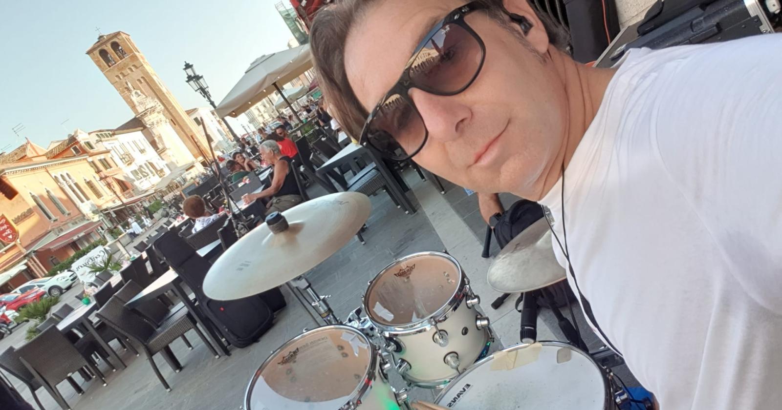 Un inno rock che celebra la città