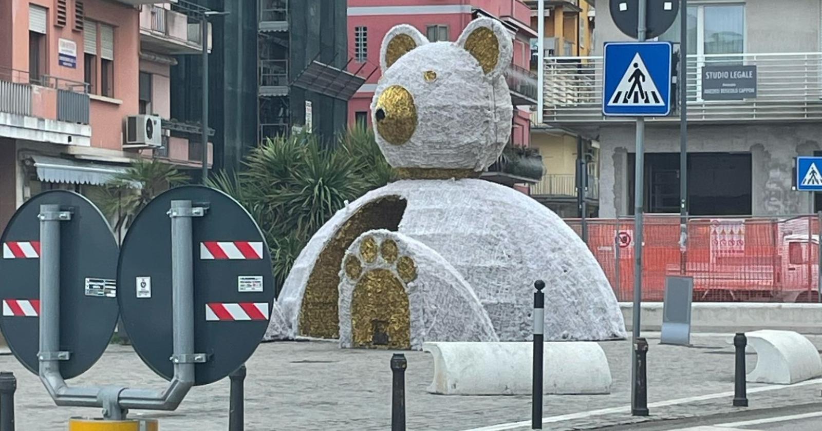 L’orso natalizio attende Pasqua
