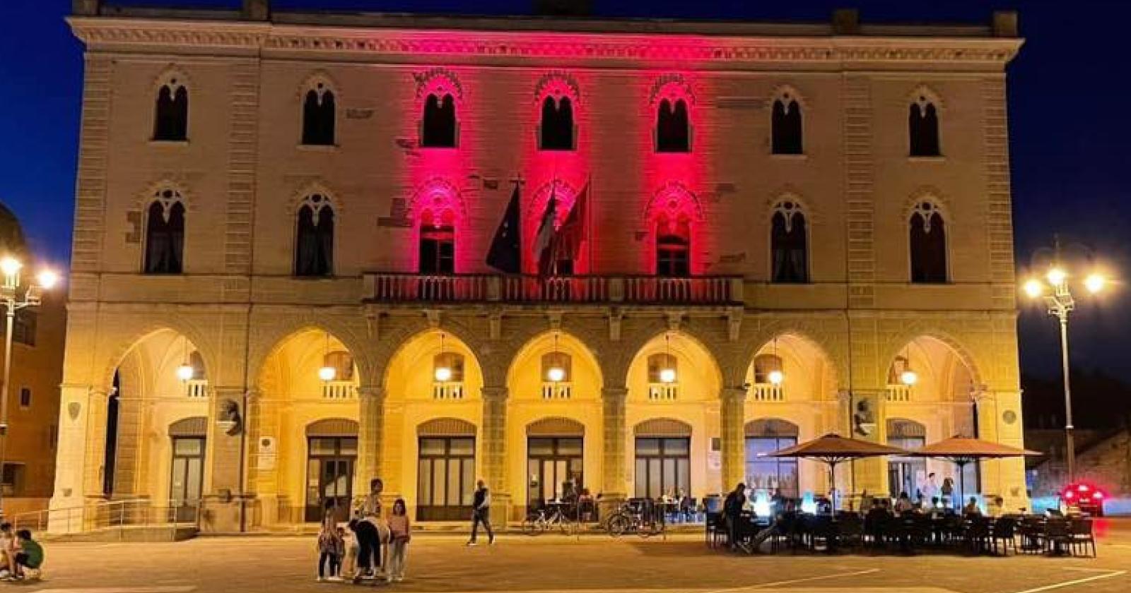 Il Comune si illumina di rosso
