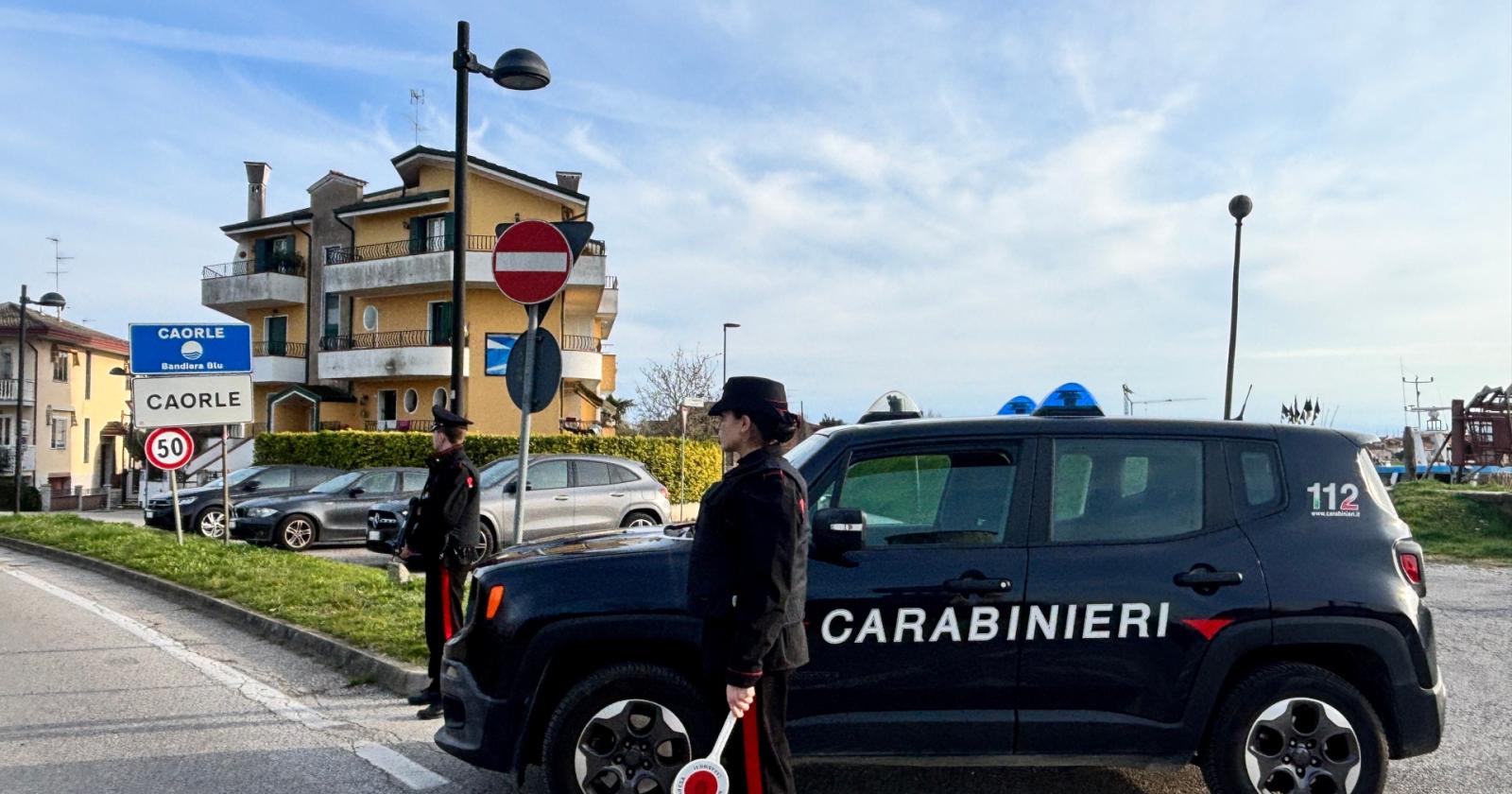 Rubano alcolici e aggrediscono un esercente, arrestati