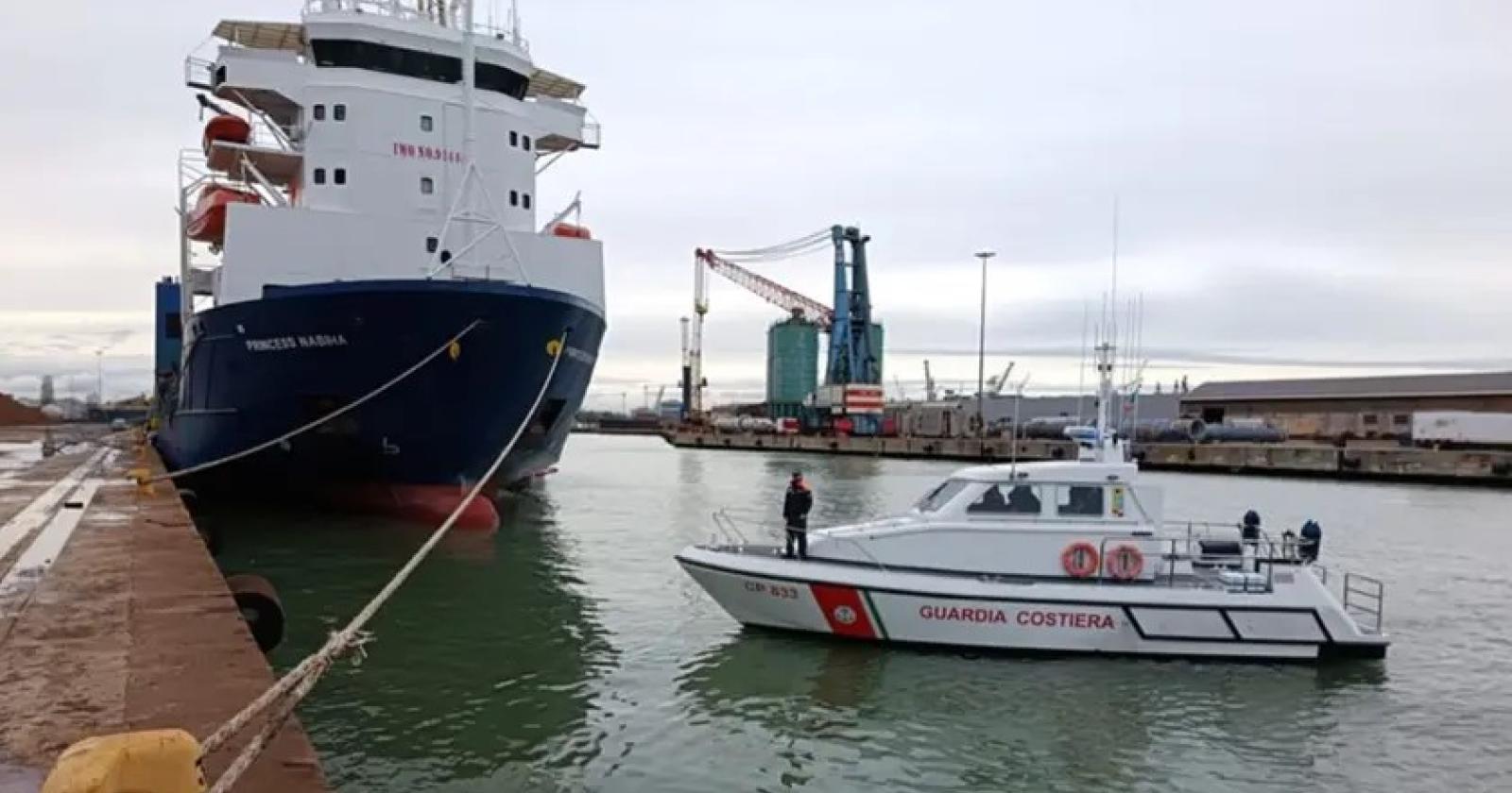 Nave sversa gasolio, interviene la Guardia Costiera