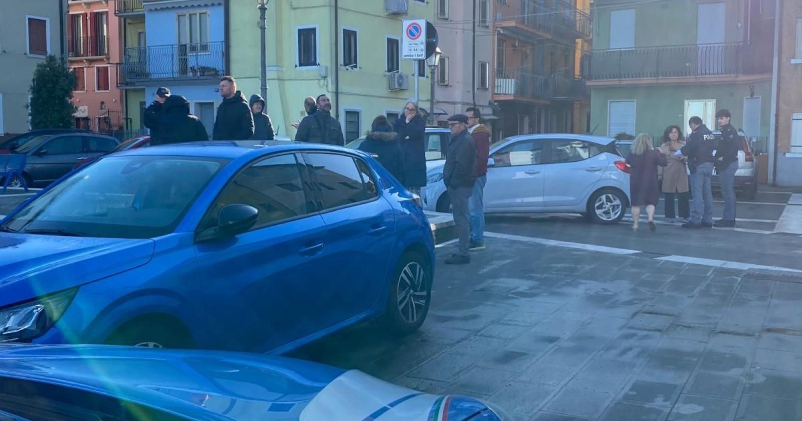 Vandali strappano i tergicristalli a 20 auto