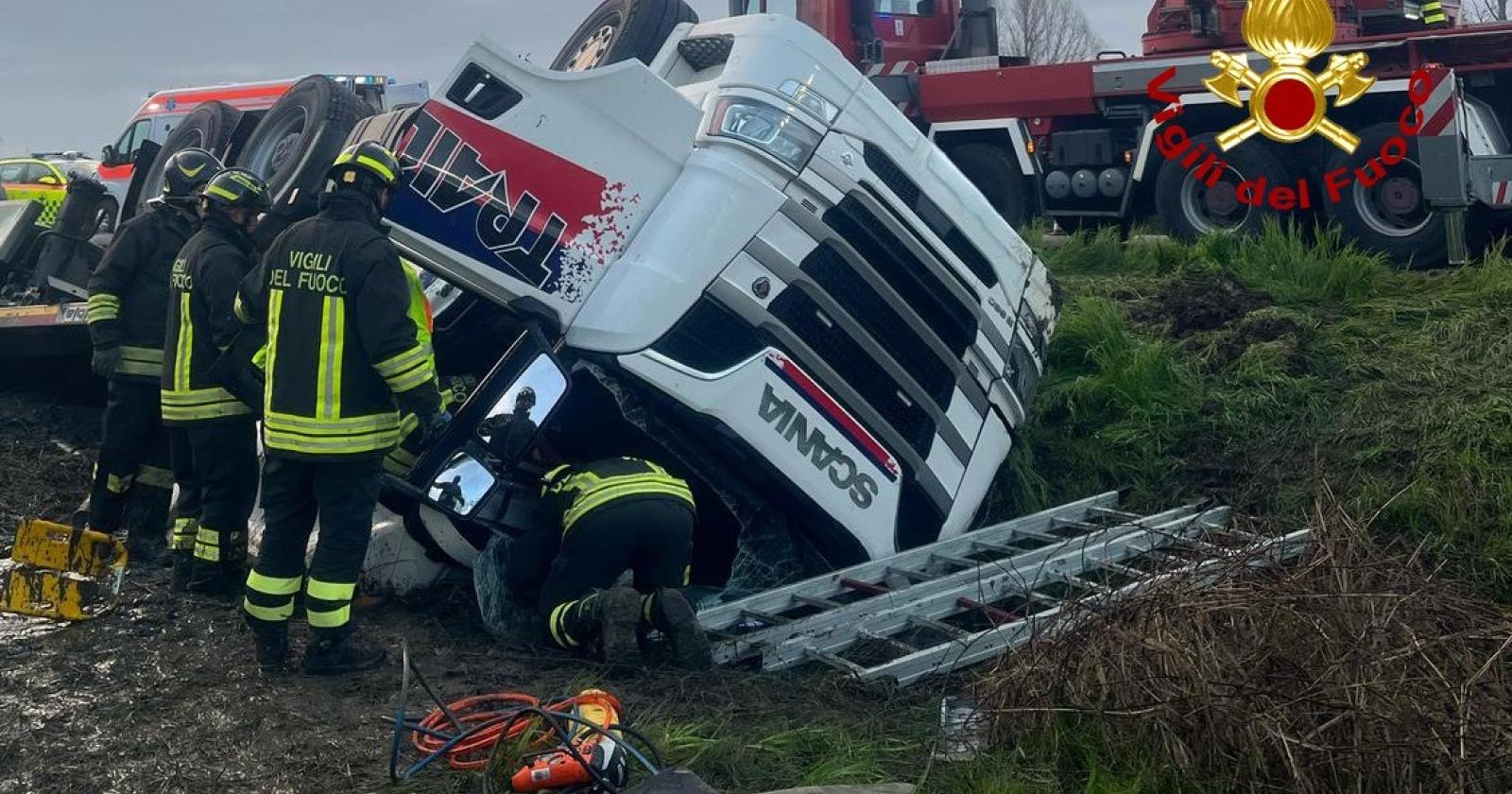 Camion esce di strada, ferito l'autista
