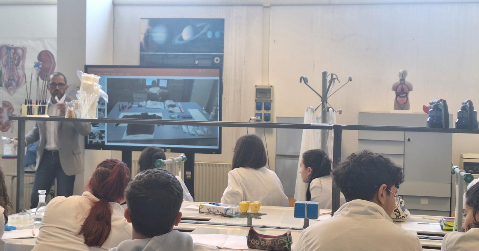 A lezione con di scientifica forense