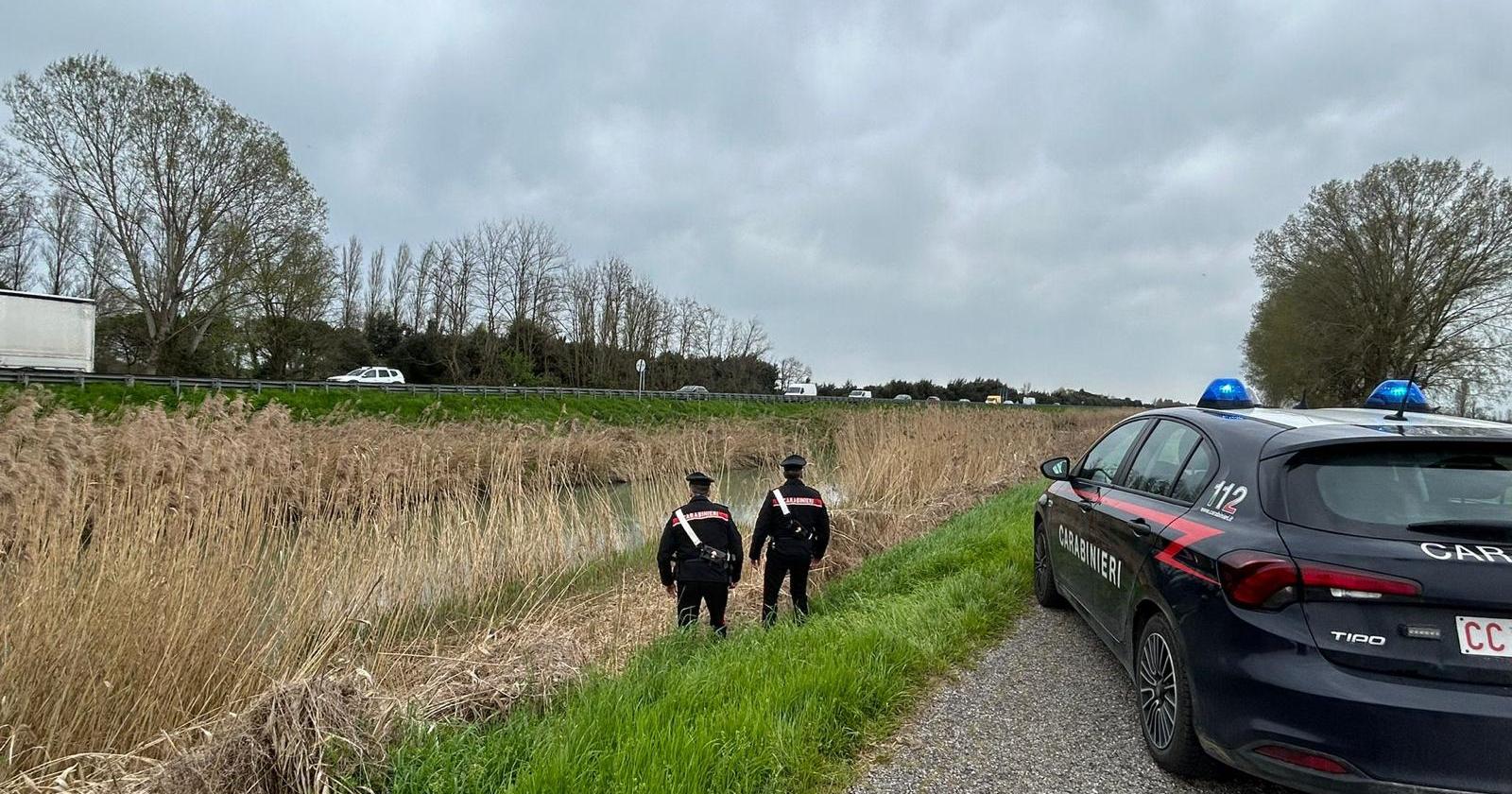 Cade in un canale con l'auto, salvata dai Carabinieri
