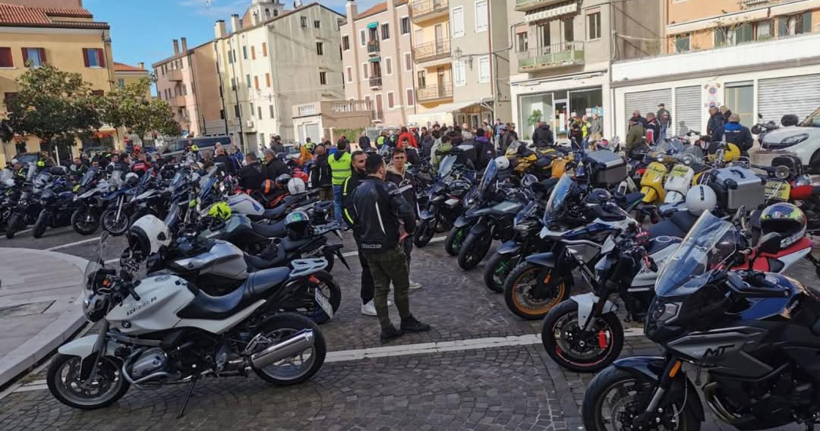 Il vescovo benedice moto e centauri