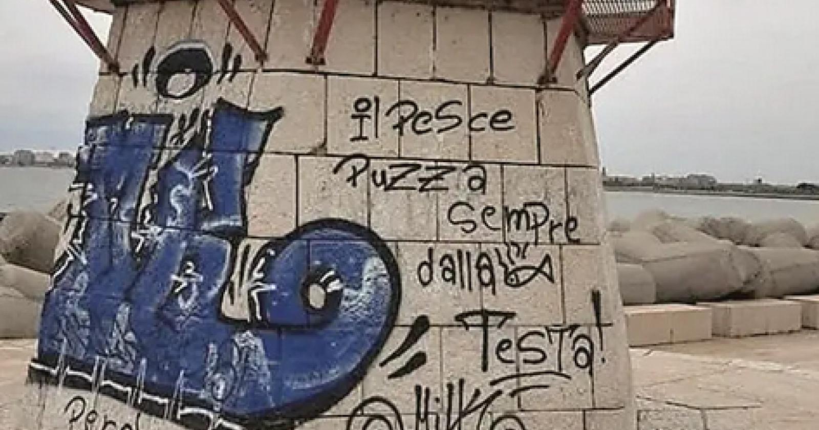 Vandali imbrattano il faro 