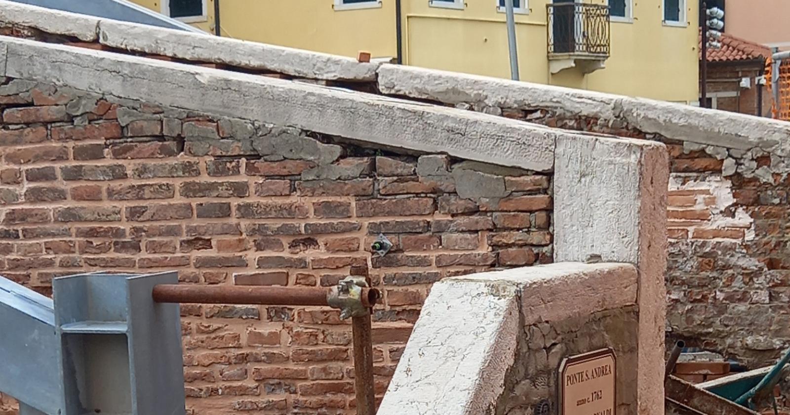 “Si ripristini la balaustra”