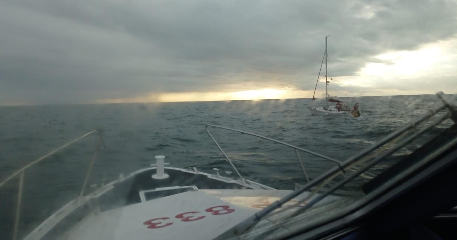 Imbarcazione a vela in avaria: salvati dalla Guardia Costiera