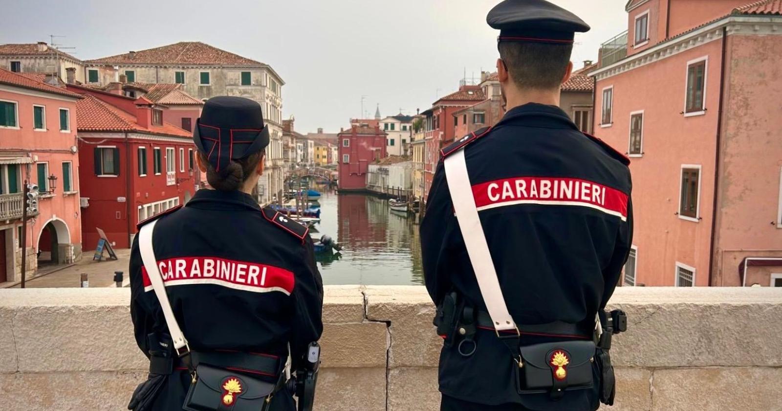 Devasta casa, poi attacca i militari