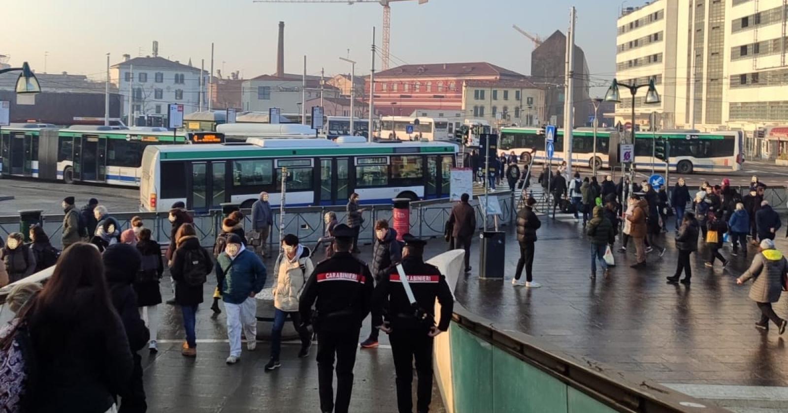 Evade dai domiciliari e ruba in un negozio del centro: 21enne finisce in carcere