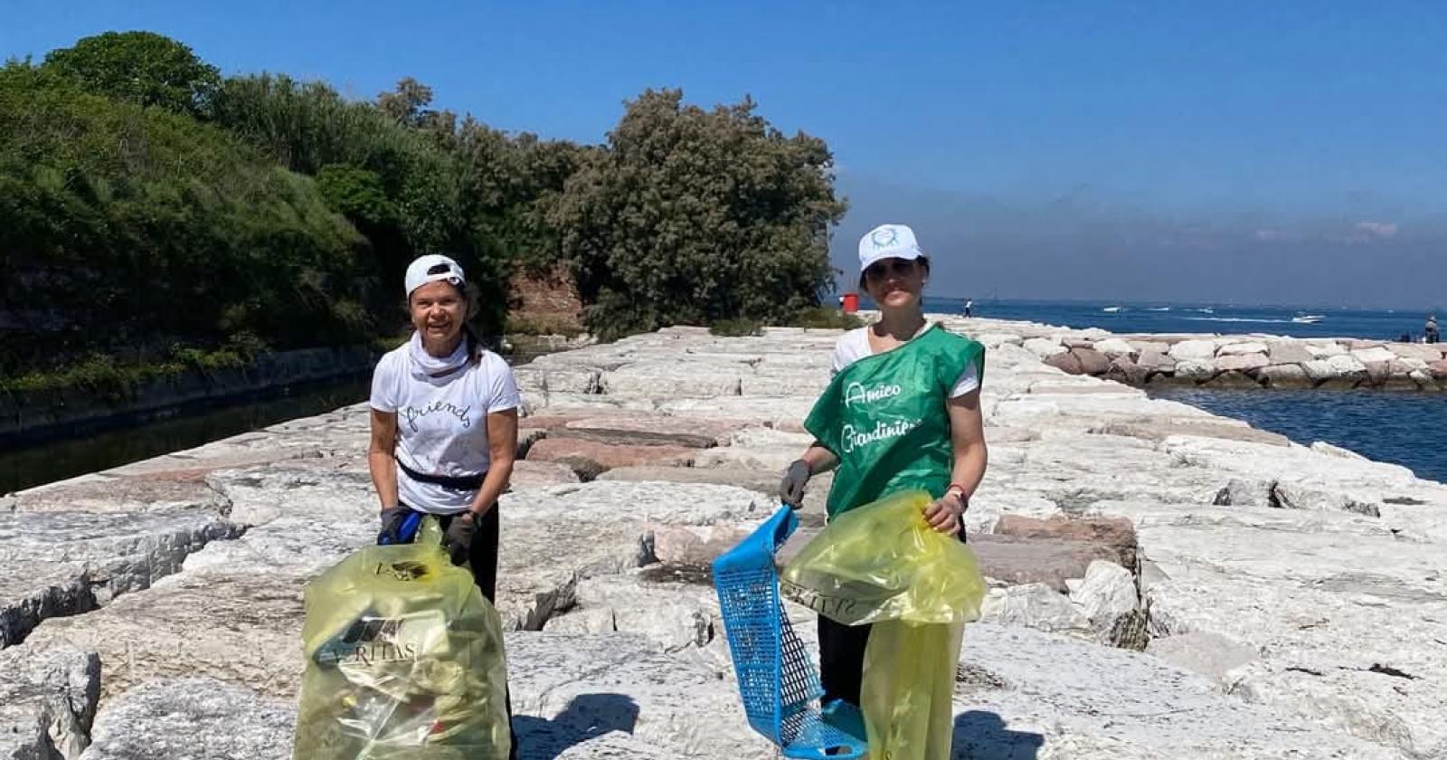 Volontari in azione al forte