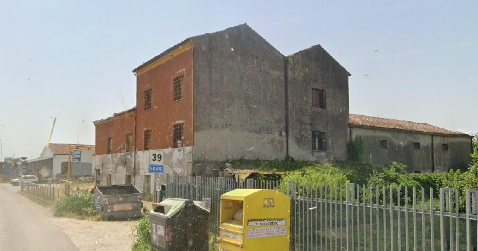 Crollano calcinacci, si sposta il bus