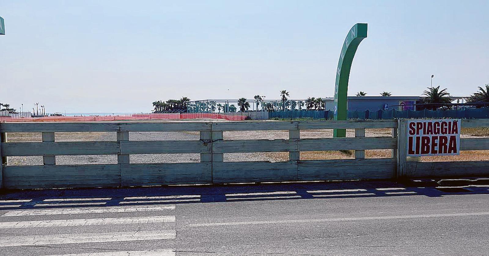 Spiaggia libera col “lucchetto”