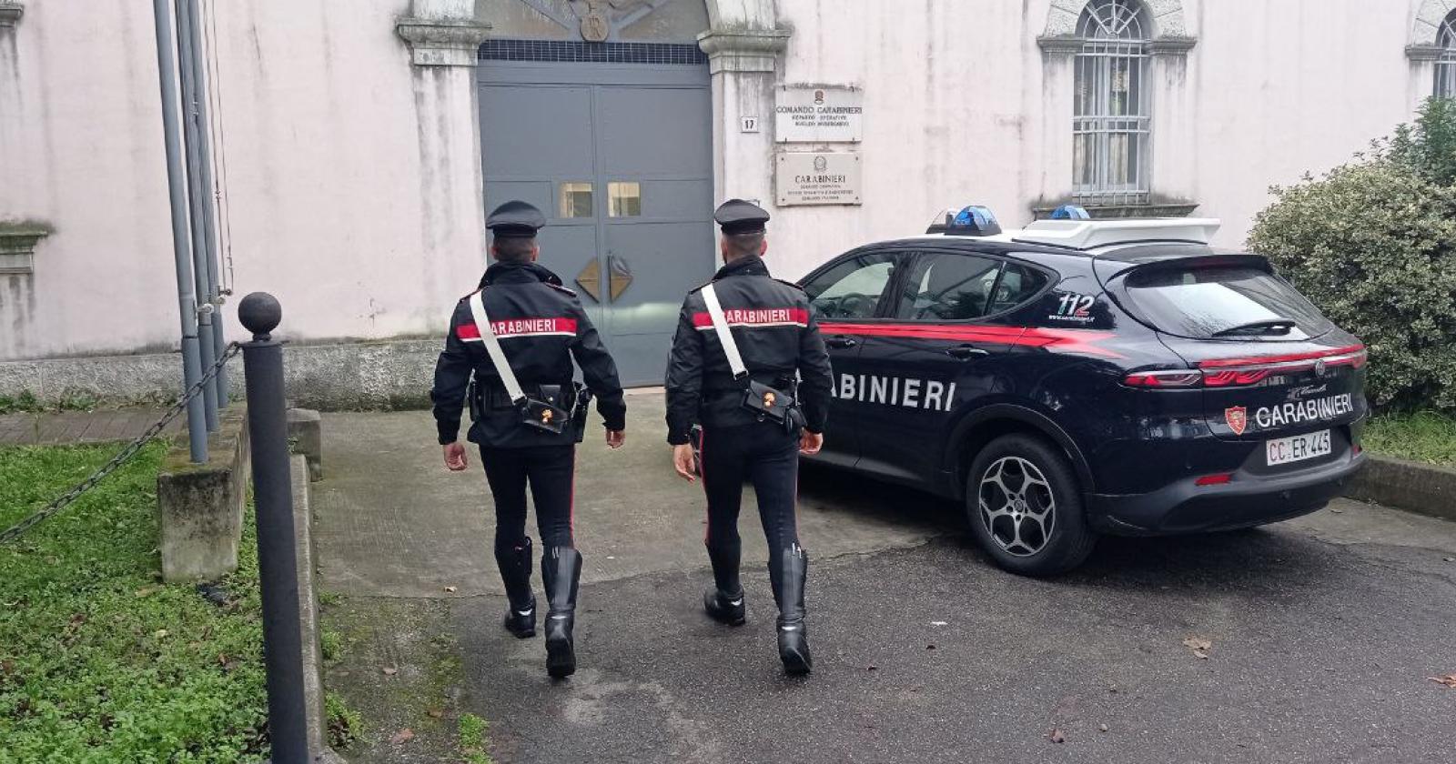 Ruba vestiti per 700 euro al centro commerciale: arrestata