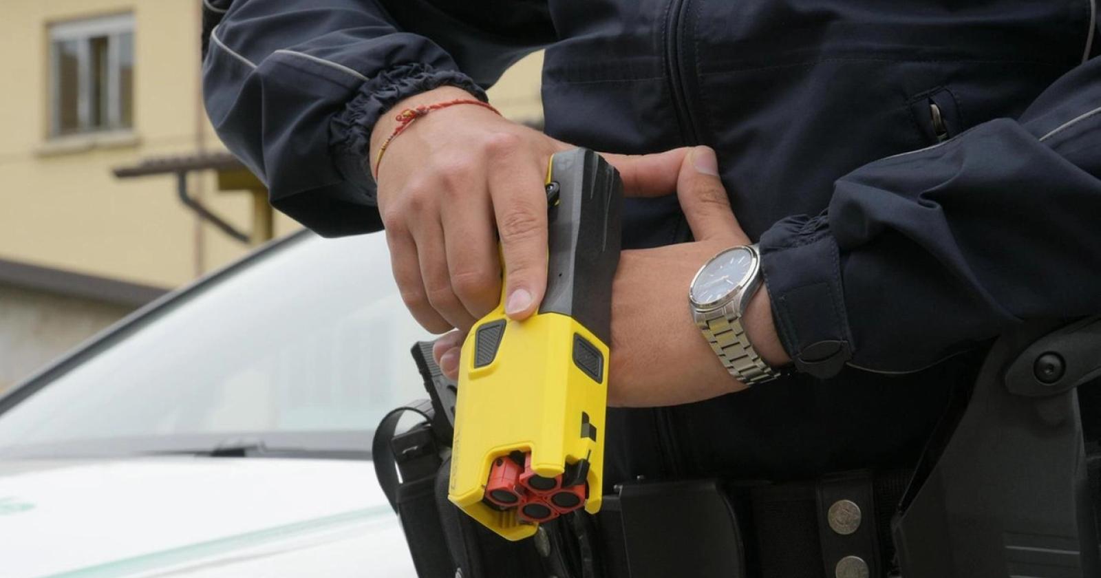 Armato di coltelli si barrica in casa: fermato col taser