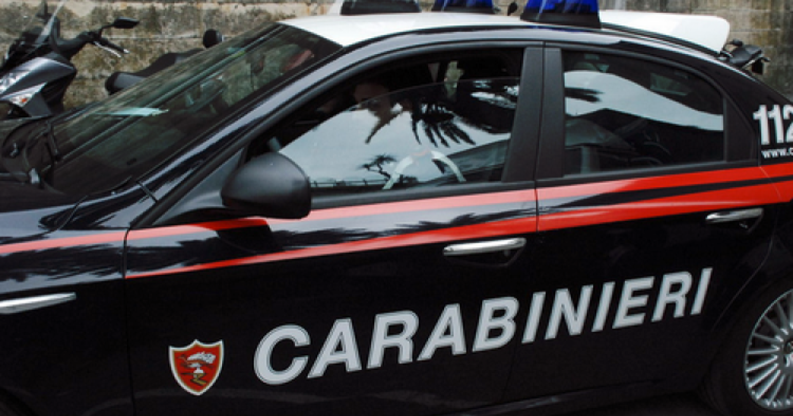 Denuncia il furto dell'auto, lo massacrano di botte: arrestati due giovani