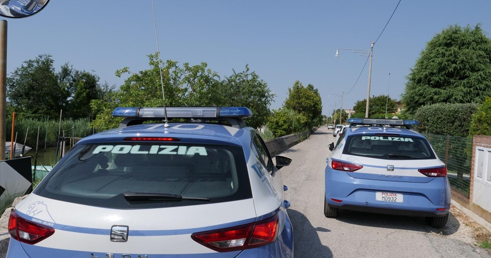 In bilico sul terrazzo: salvata dalla Polizia