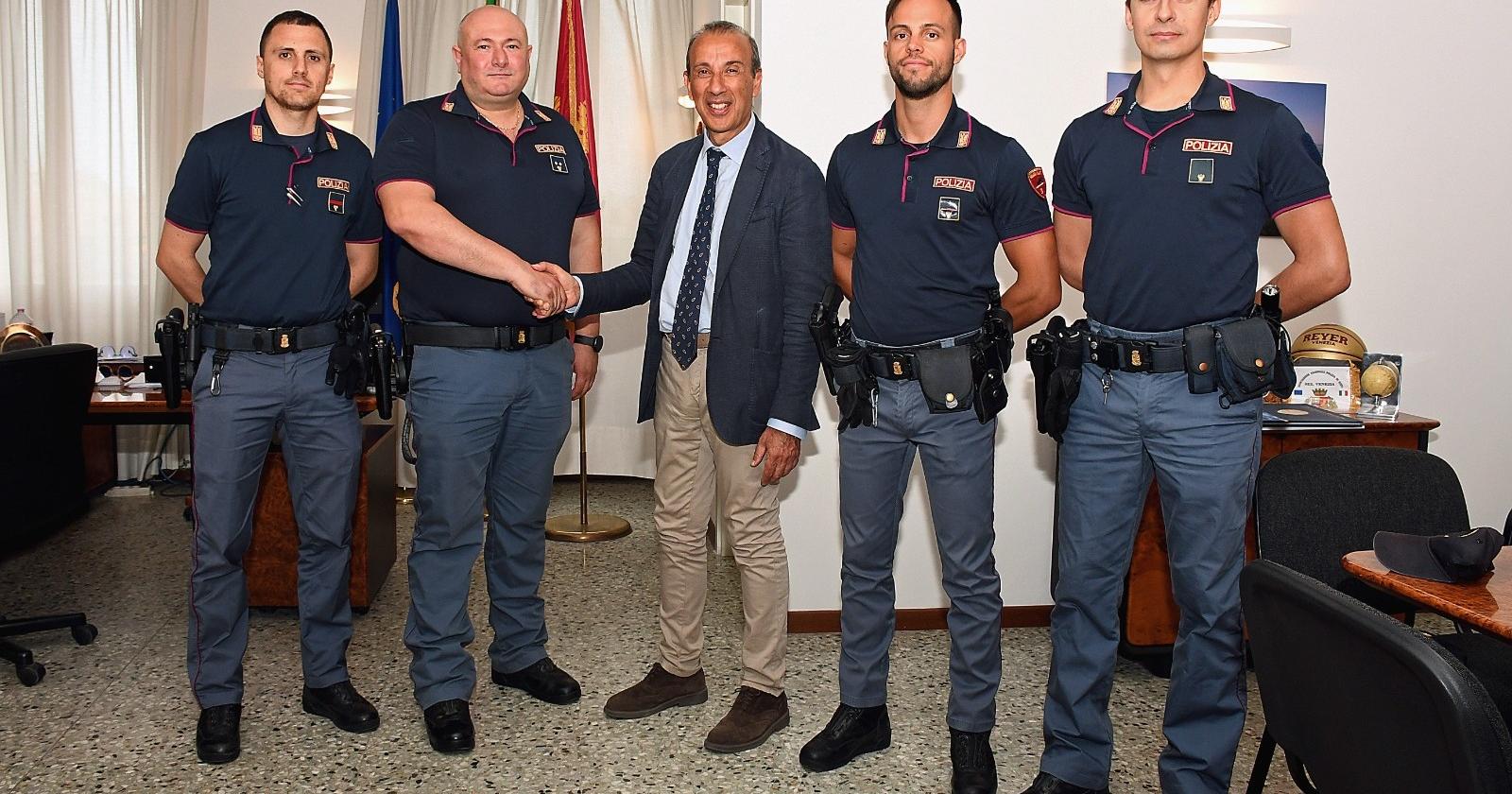  Salvano una ragazza in bilico sul cornicione: il Questore incontra e premia i Poliziotti delle Volanti