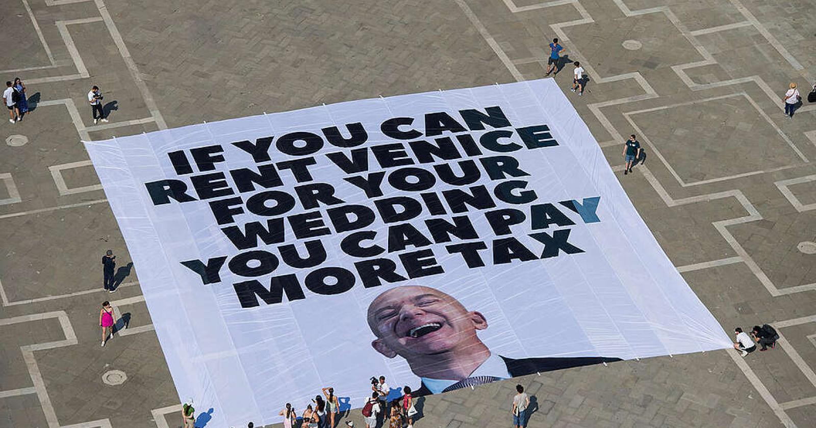Greenpeace contro Jeff Bezos: “Affitti Venezia? Allora puoi pagare più tasse”