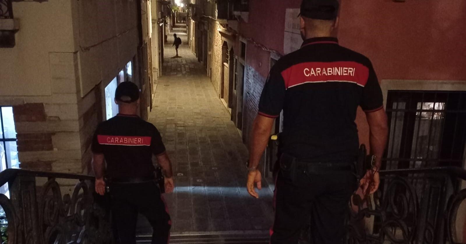 Occupa abusivamente un appartamento,  trovato con droga e contati