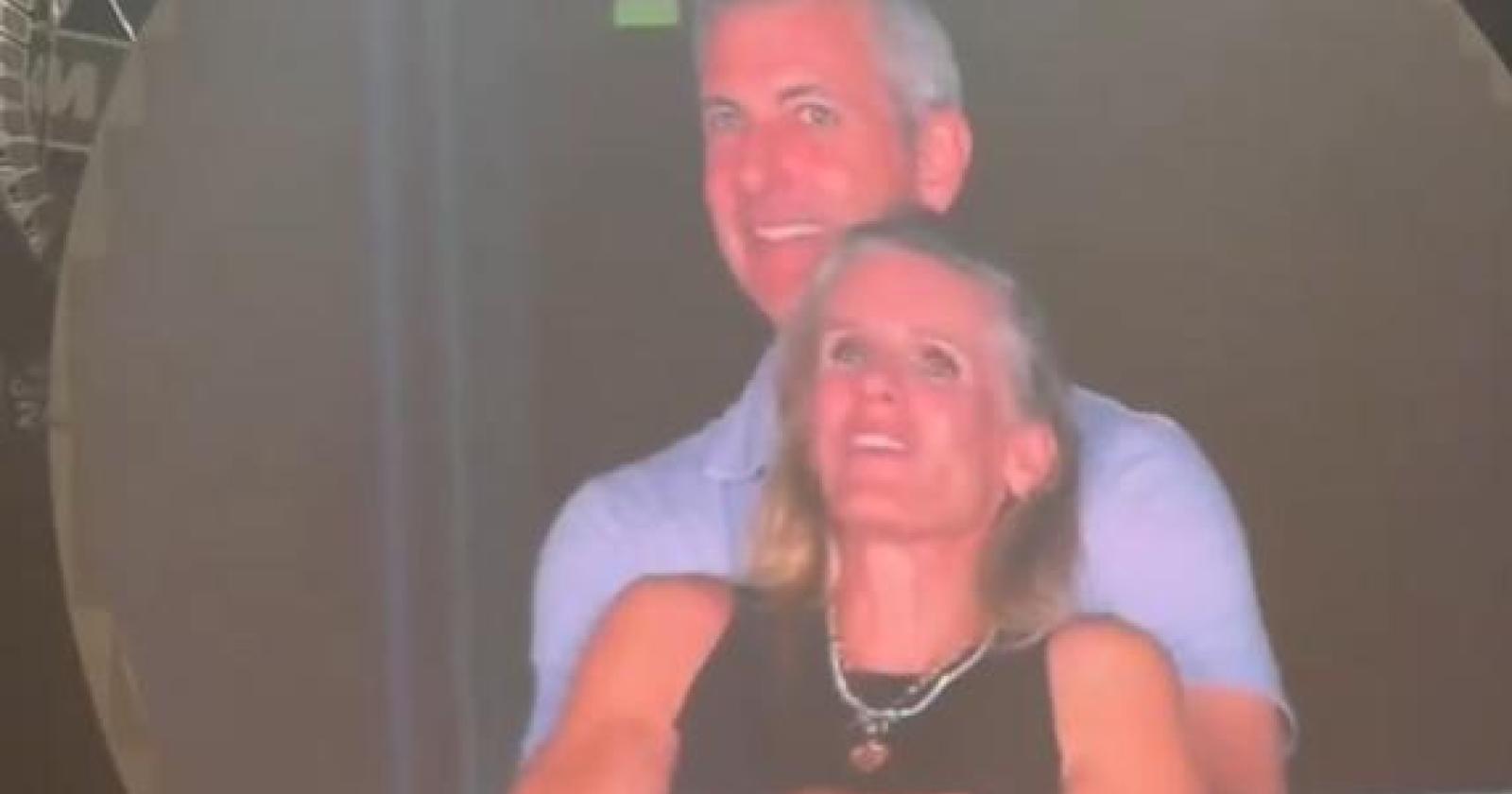 Il bacio rubato al concerto: la fuga social del CEO e della HR finisce in viralità