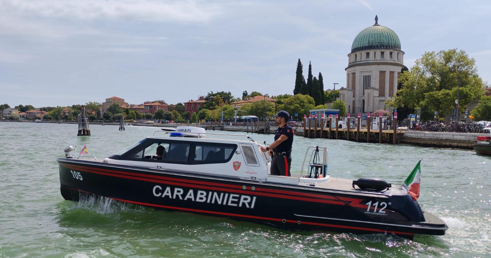 Rubano dalle auto in sosta: due gli arresti