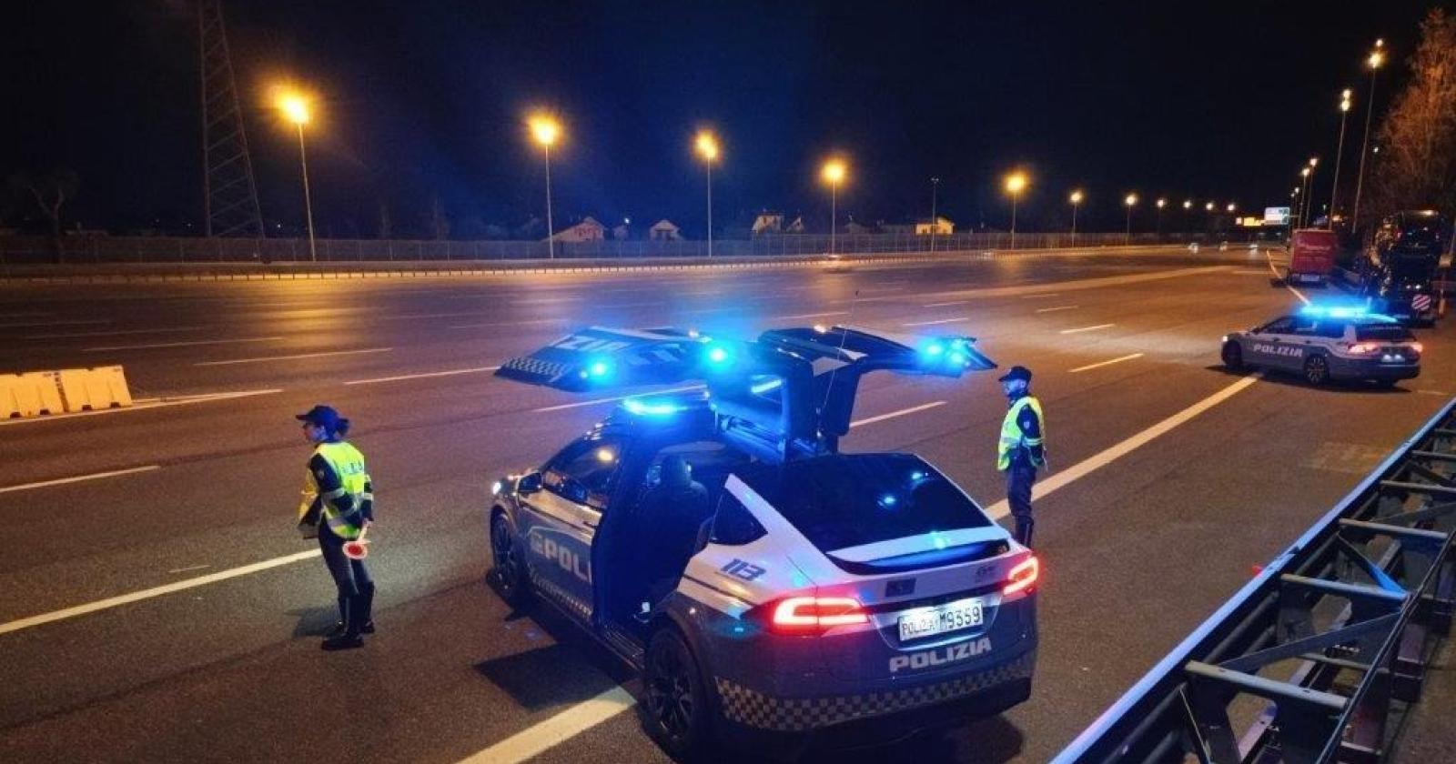 Viene colto da malore: salvato da ausiliari e poliziotti