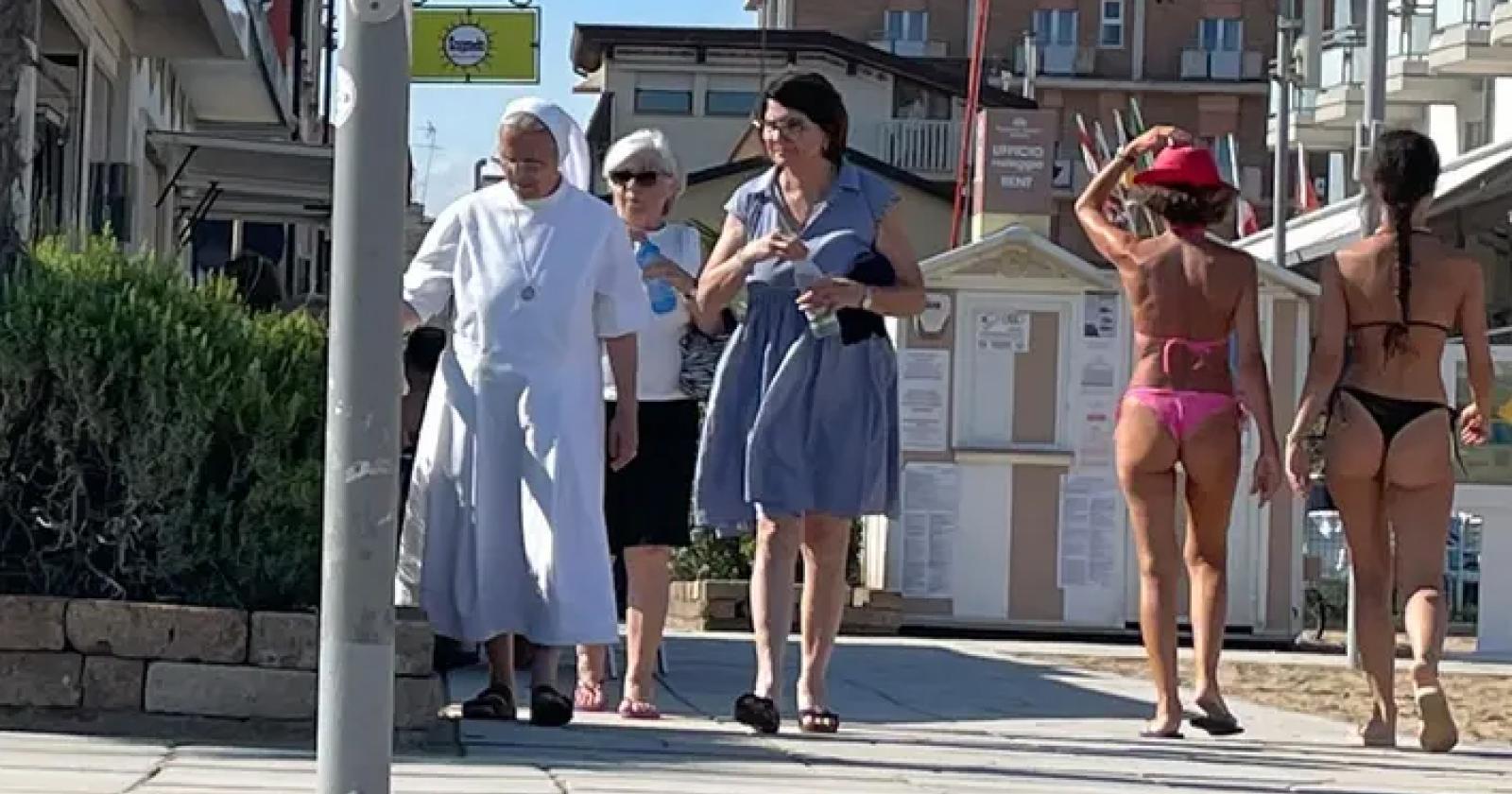 In perizoma nel centro cittadino e la città si divide