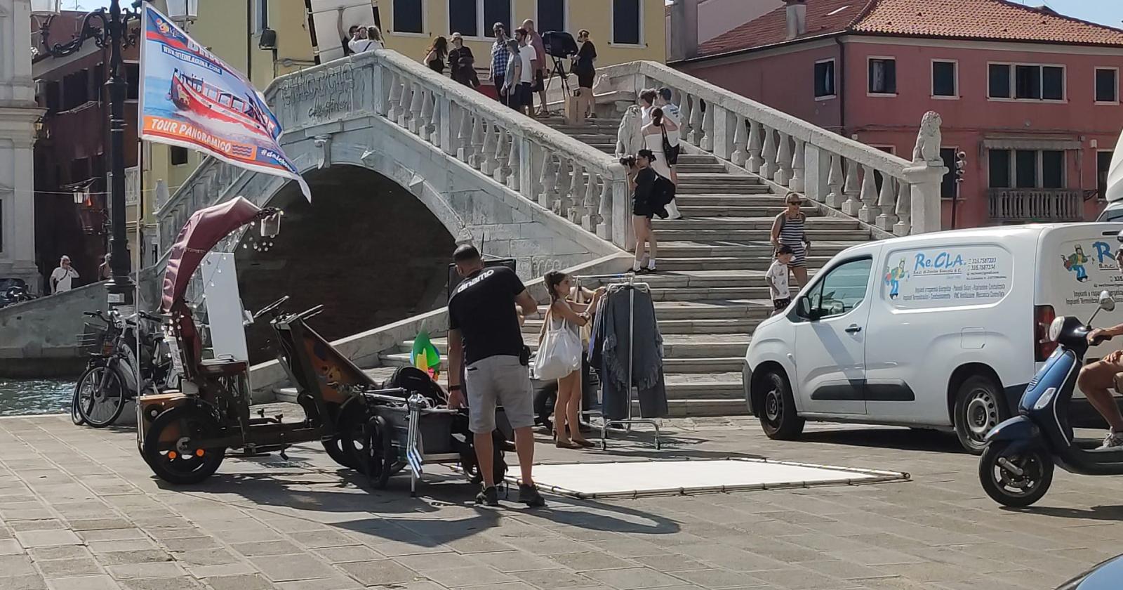 Piazza Vigo diventa set di uno shooting