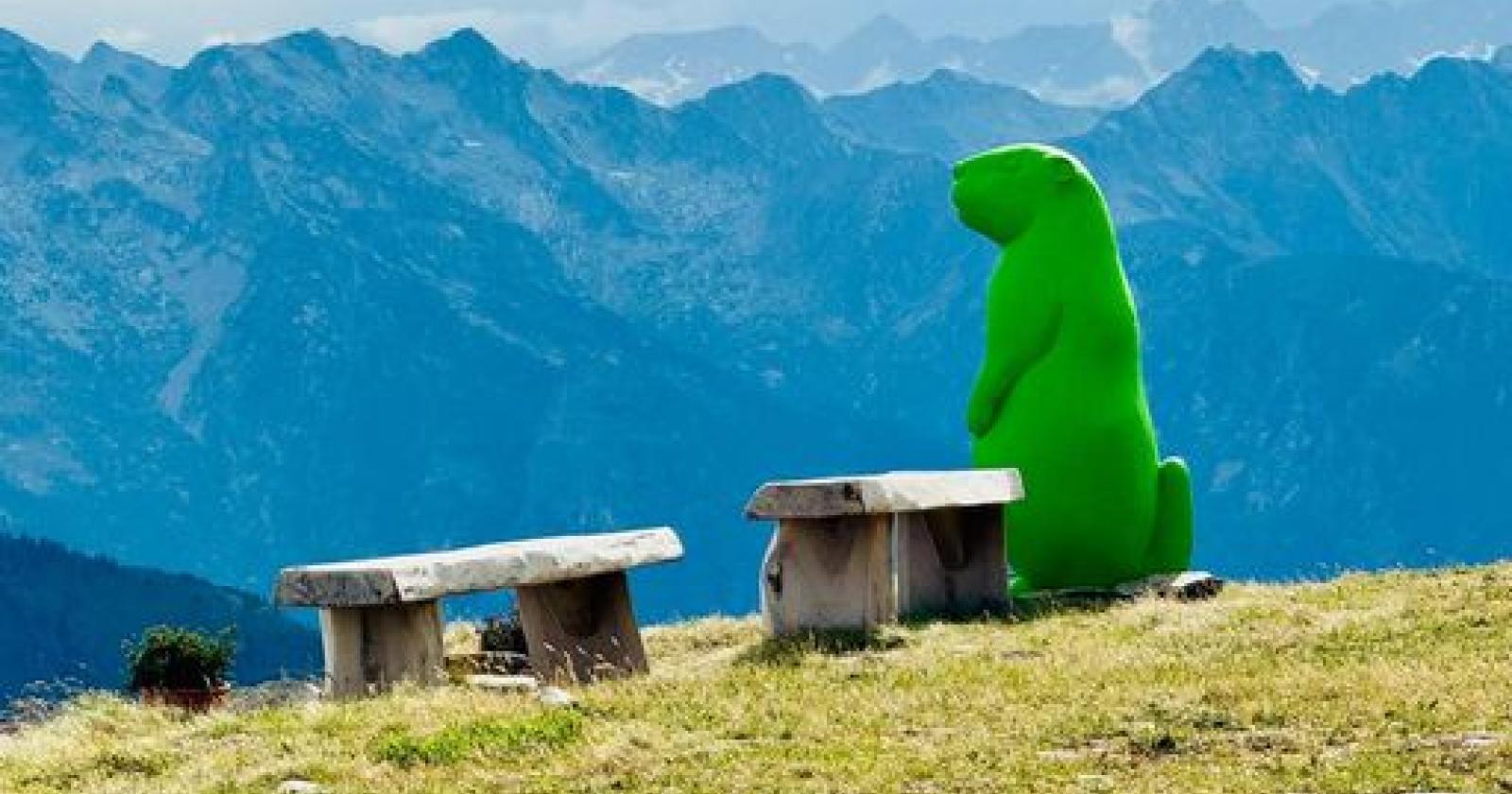 "Marmottone" in montagna, tra arte e polemica