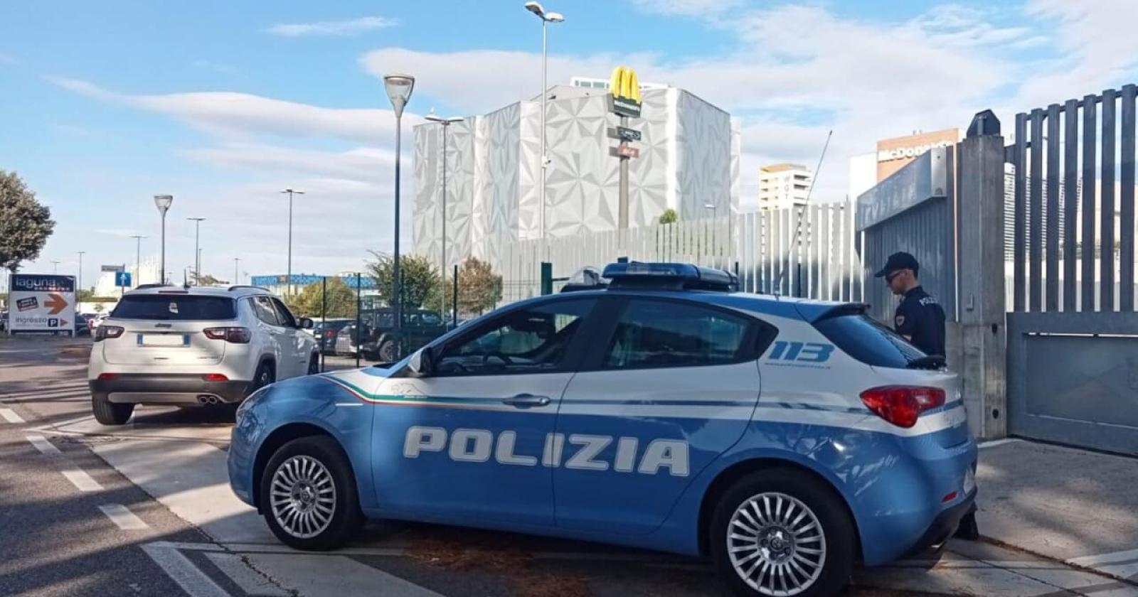Investe tre giovani e fugge