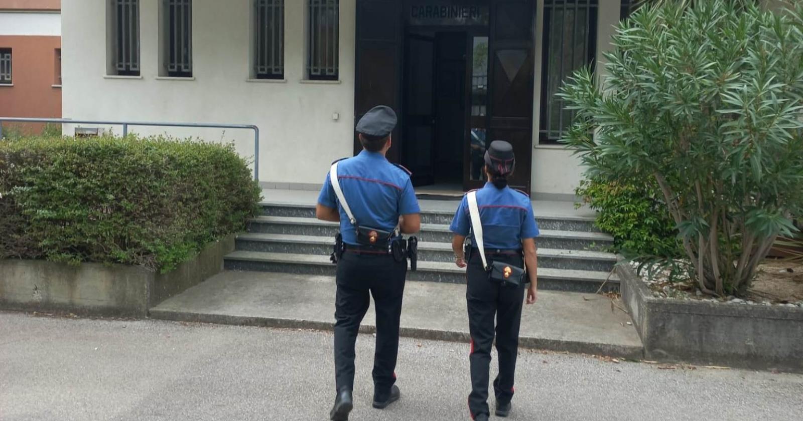 Danneggia auto e aggredisce i Carabinieri: arrestato 35enne straniero
