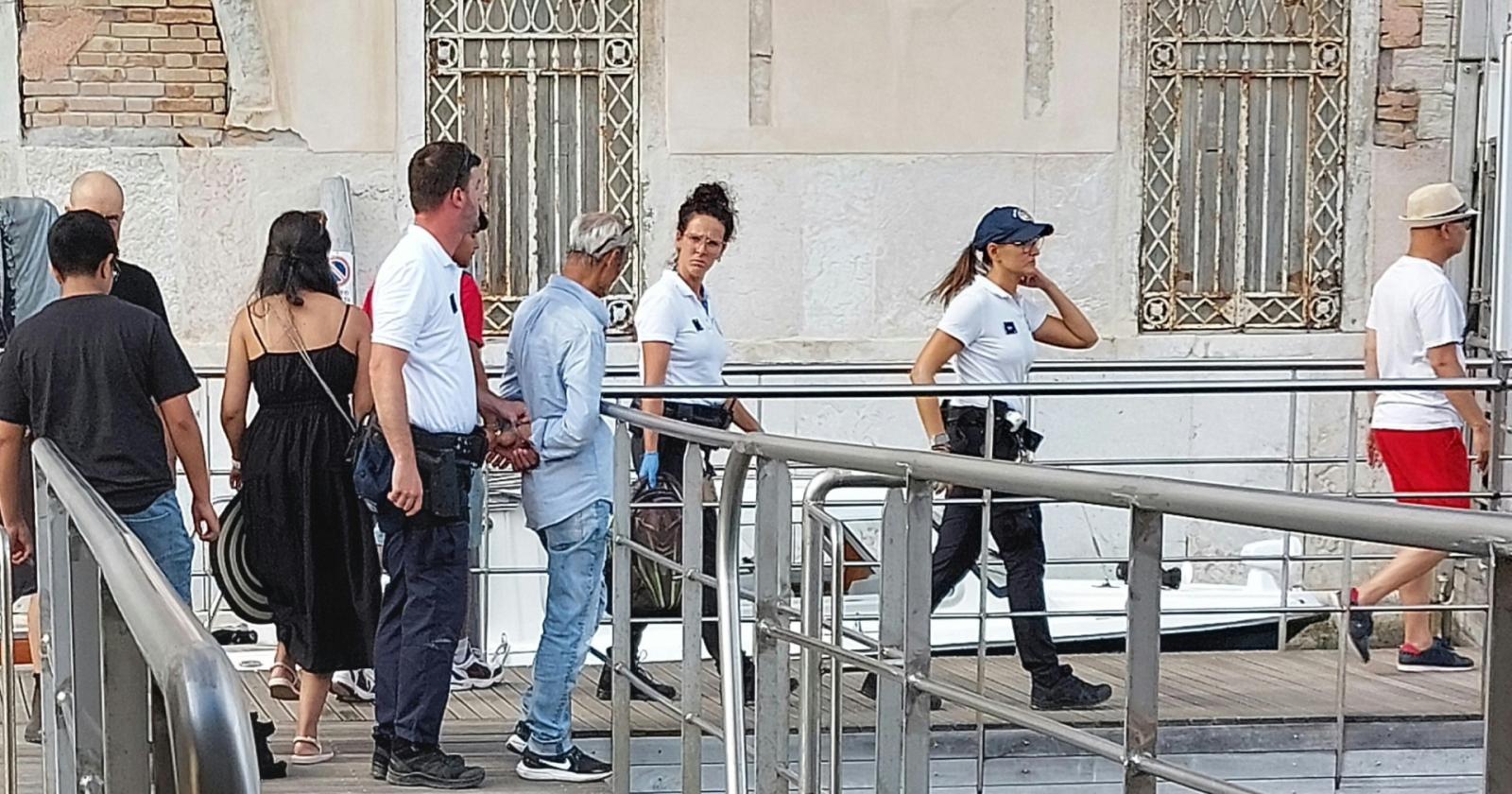 Caos a Venezia: turisti americani fermano borseggiatore in fuga