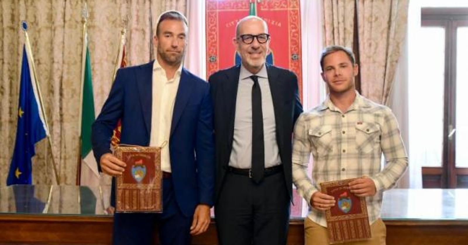 Stavano annegando, salvate dal bagnino e dal titolare del bagno