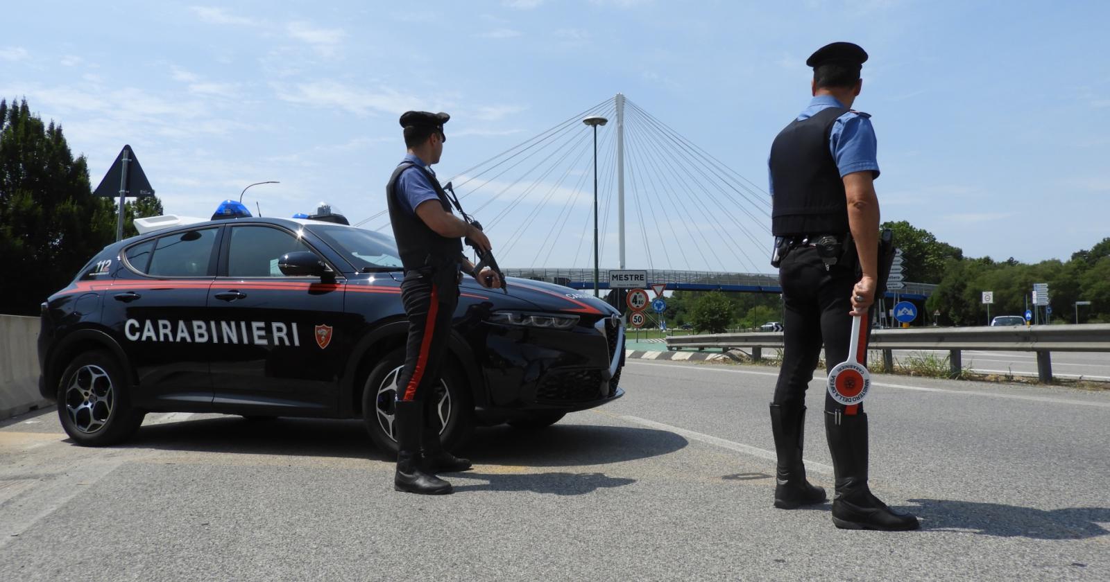 Ruba gli arredi da un esercizio commerciale, denunciato un uomo