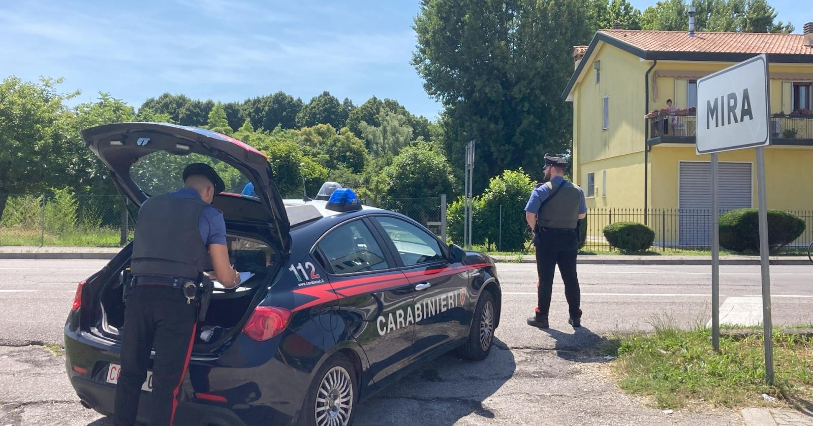 Sequestra l’ex compagna con i figli: 37enne arrestato