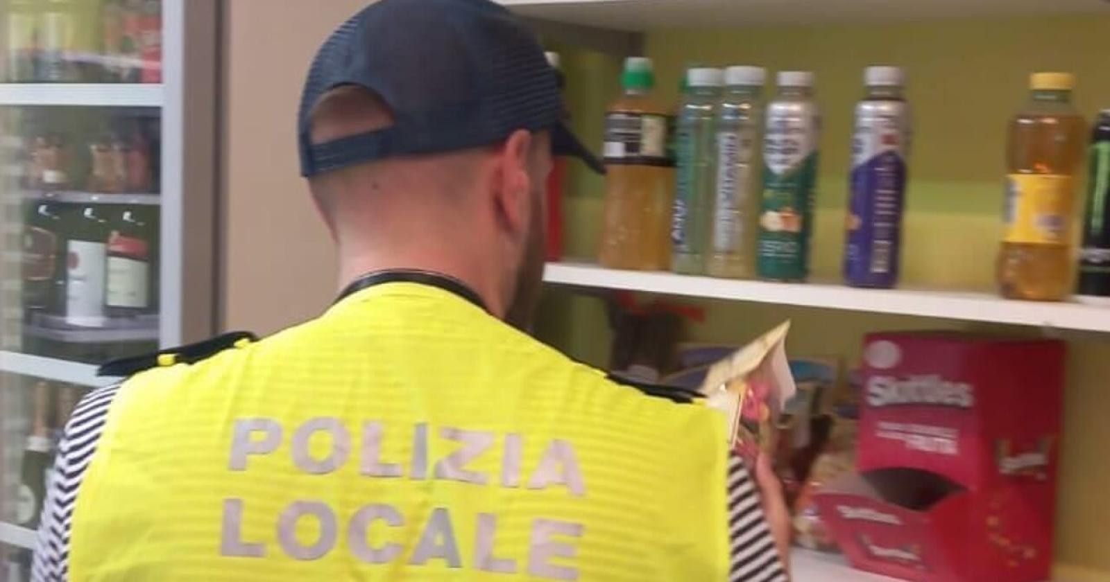 Alimenti scaduti da oltre due anni e prodotti senza tracciabilità, scatta il sequestro nella kebabberia