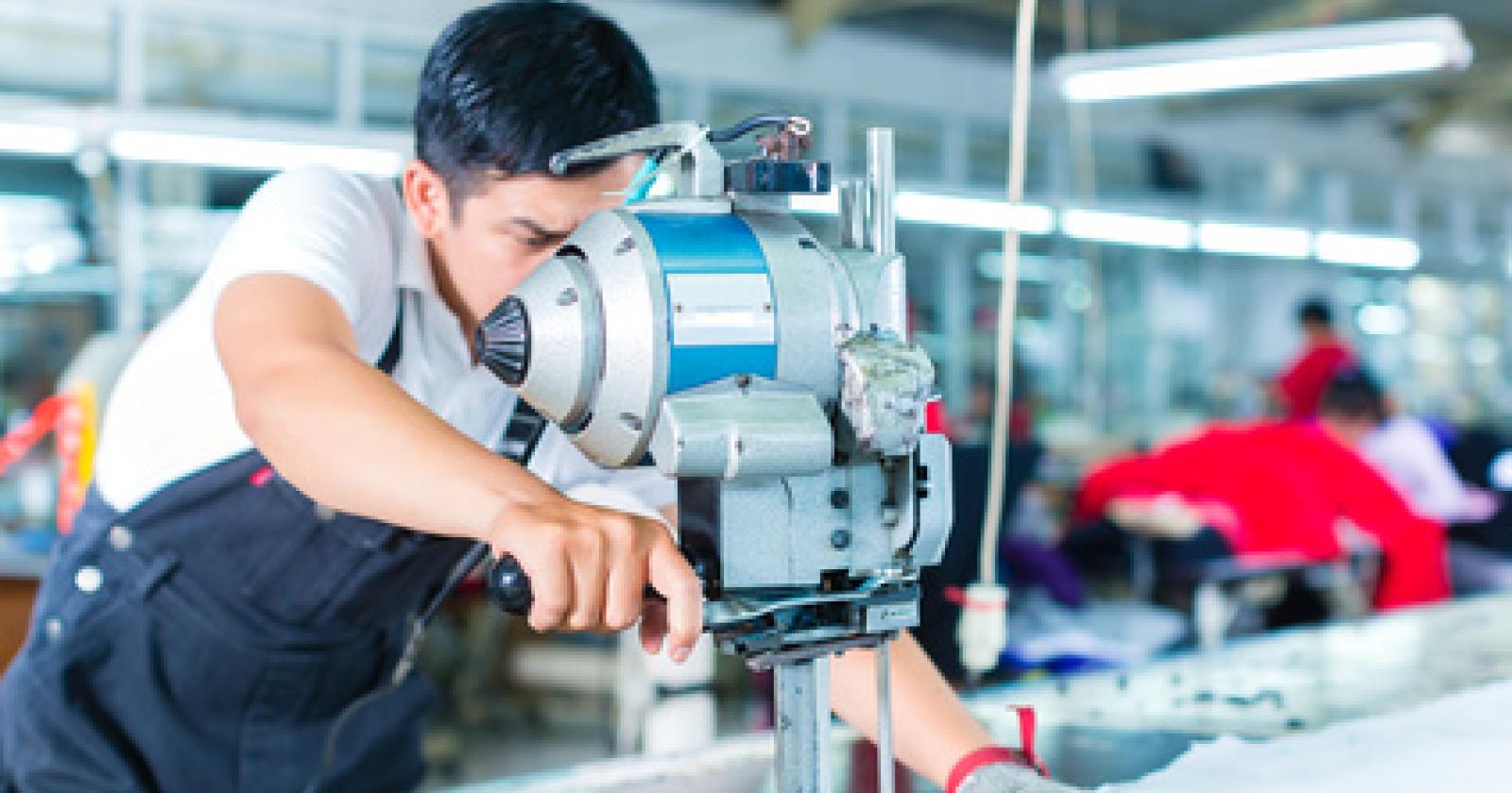 Operai e impiegati sempre pi&ugrave; anziani