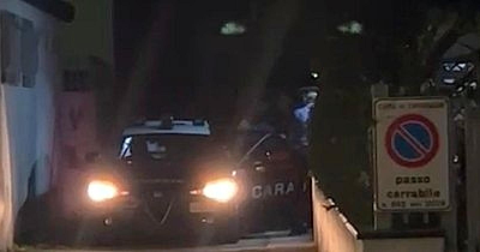 Sottomarina, la 33enne accoltellata lascia Chioggia: rientro in Baviera tra riserbo e tensione, indagini sul 25enne