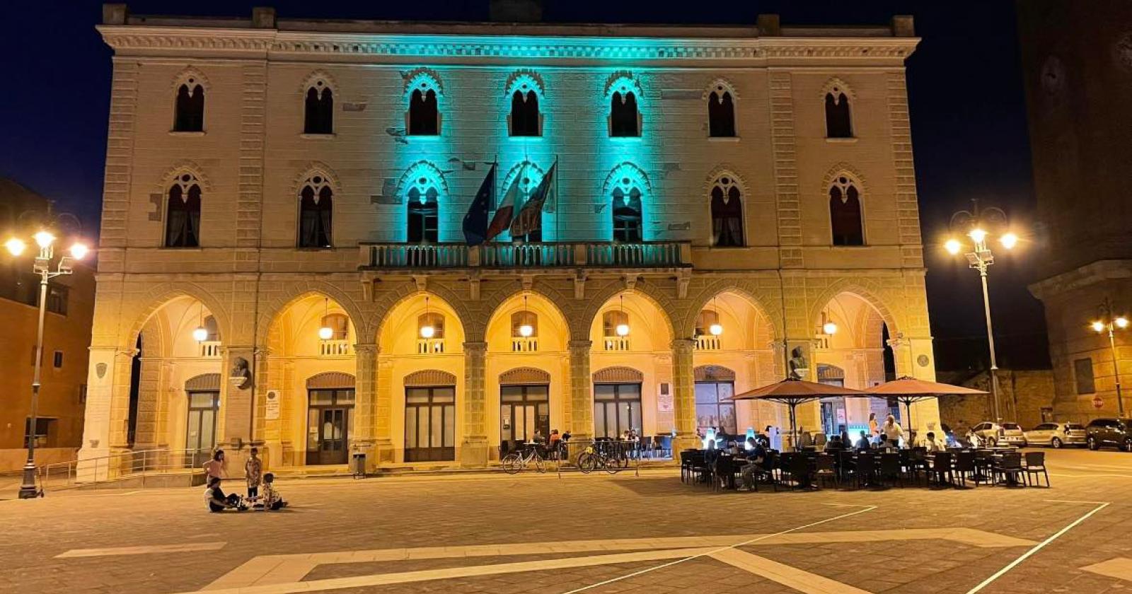 Il municipio si tinge di verde