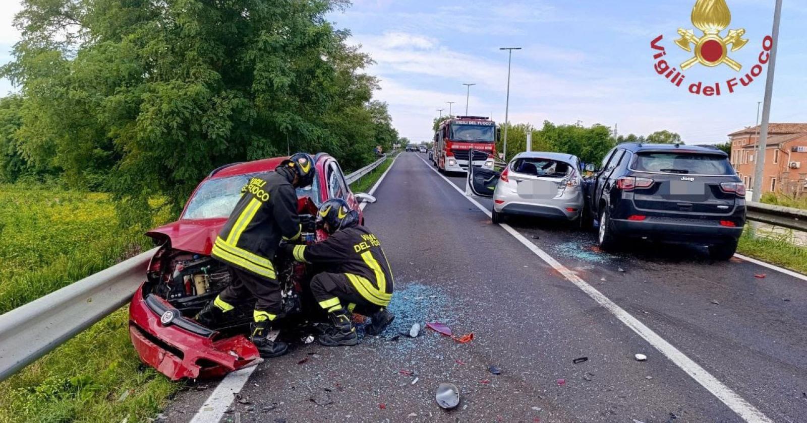 Incidente tra tre auto: un ferito grave
