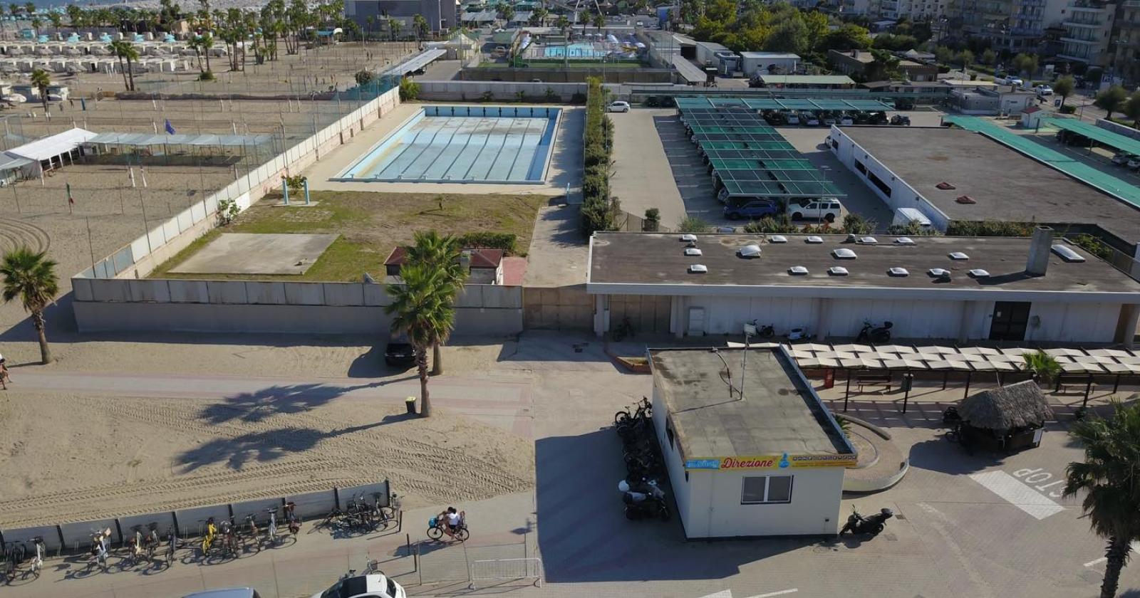 Piscina, la concessione caso politico