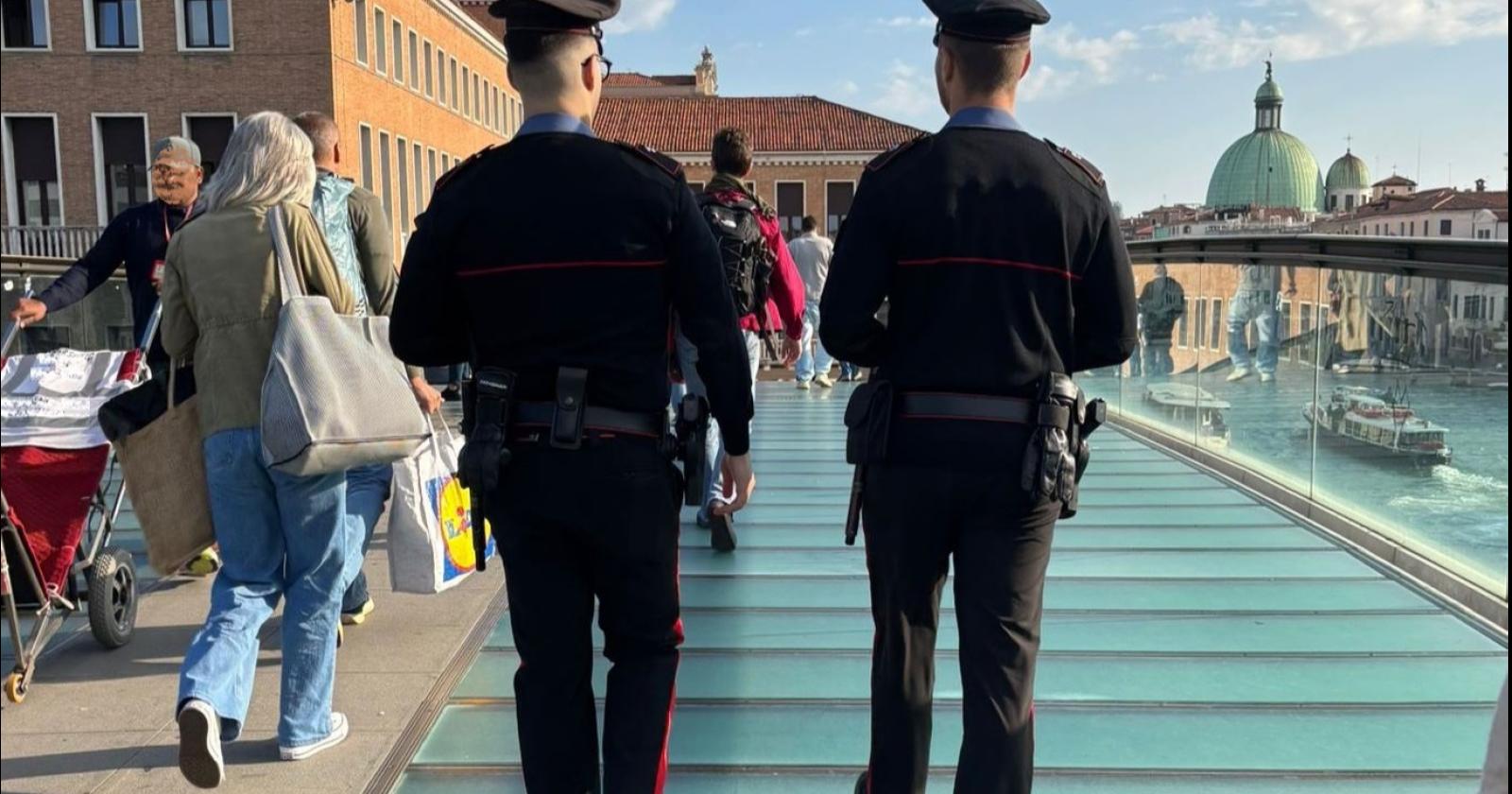 Borseggiano una turista, poi tentano la fuga, arrestate tre persone