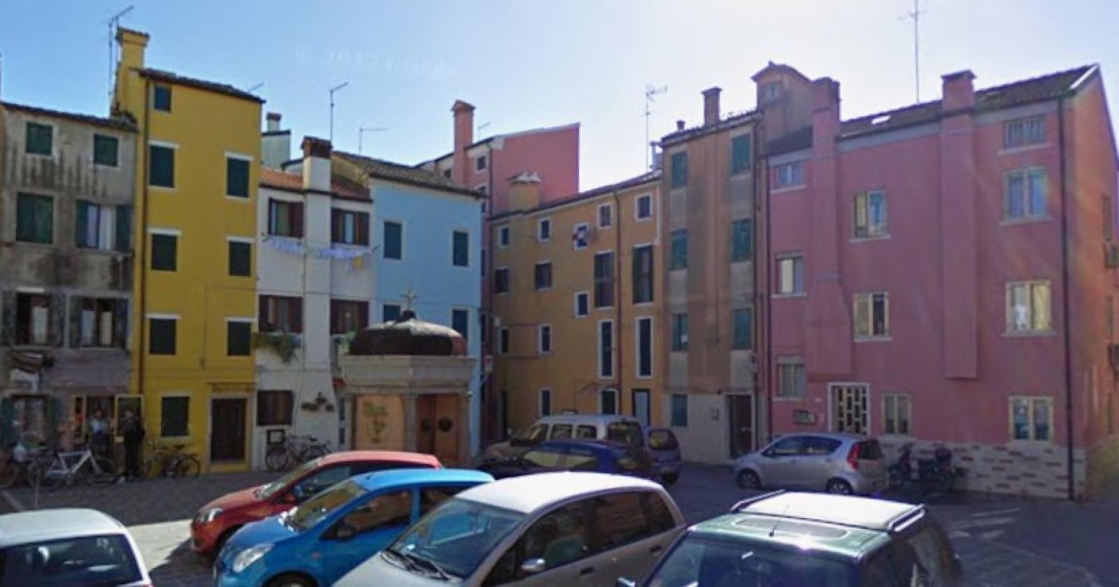 Residenti sotto assedio dei vandali
