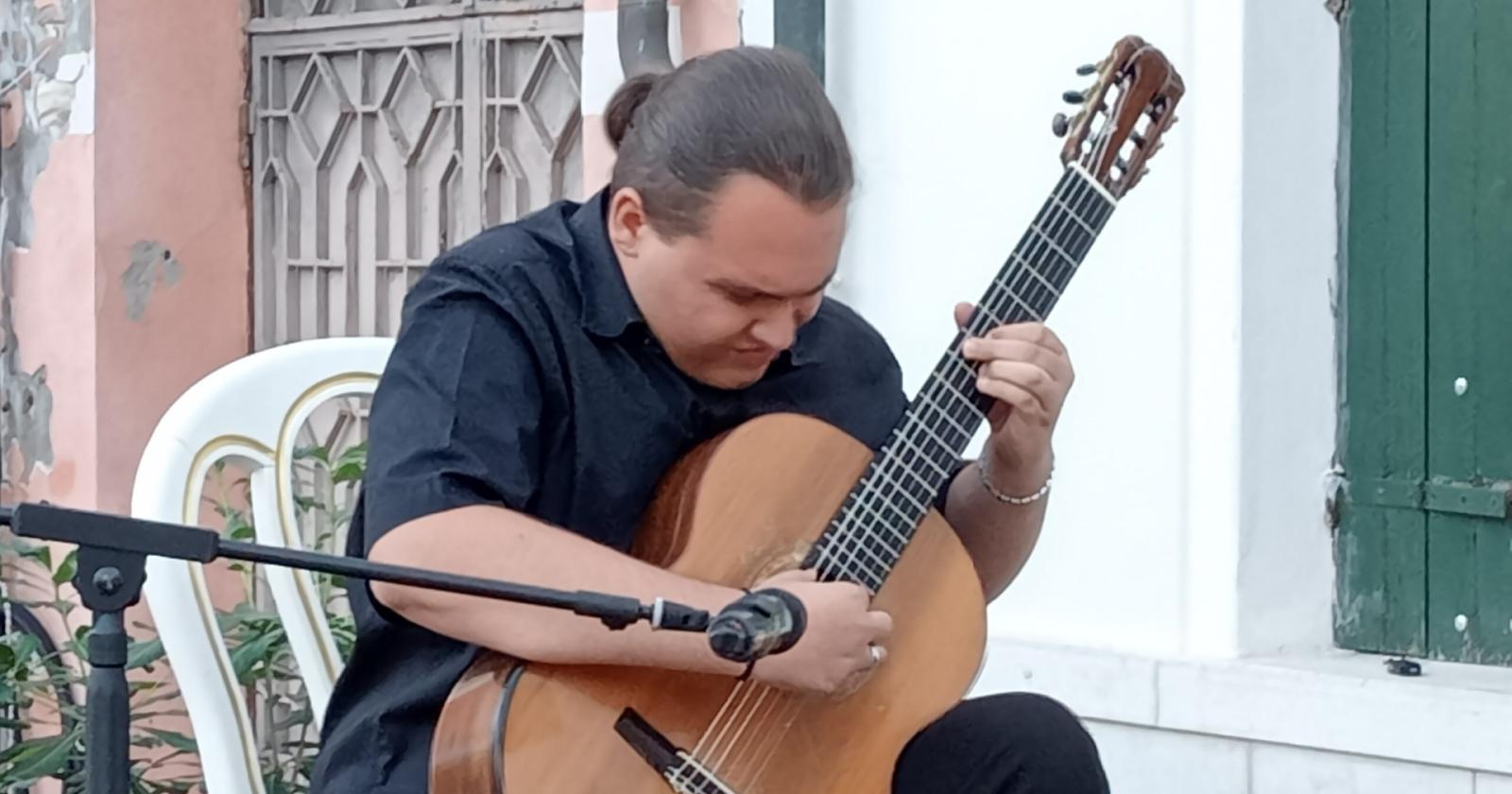 Niko Pagan incanta la città