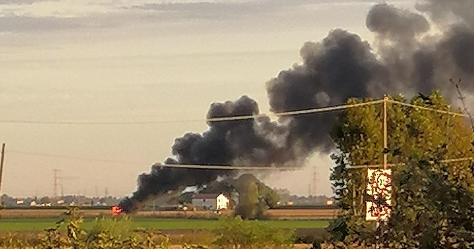 Paura nei campi, mezzo va in fiamme